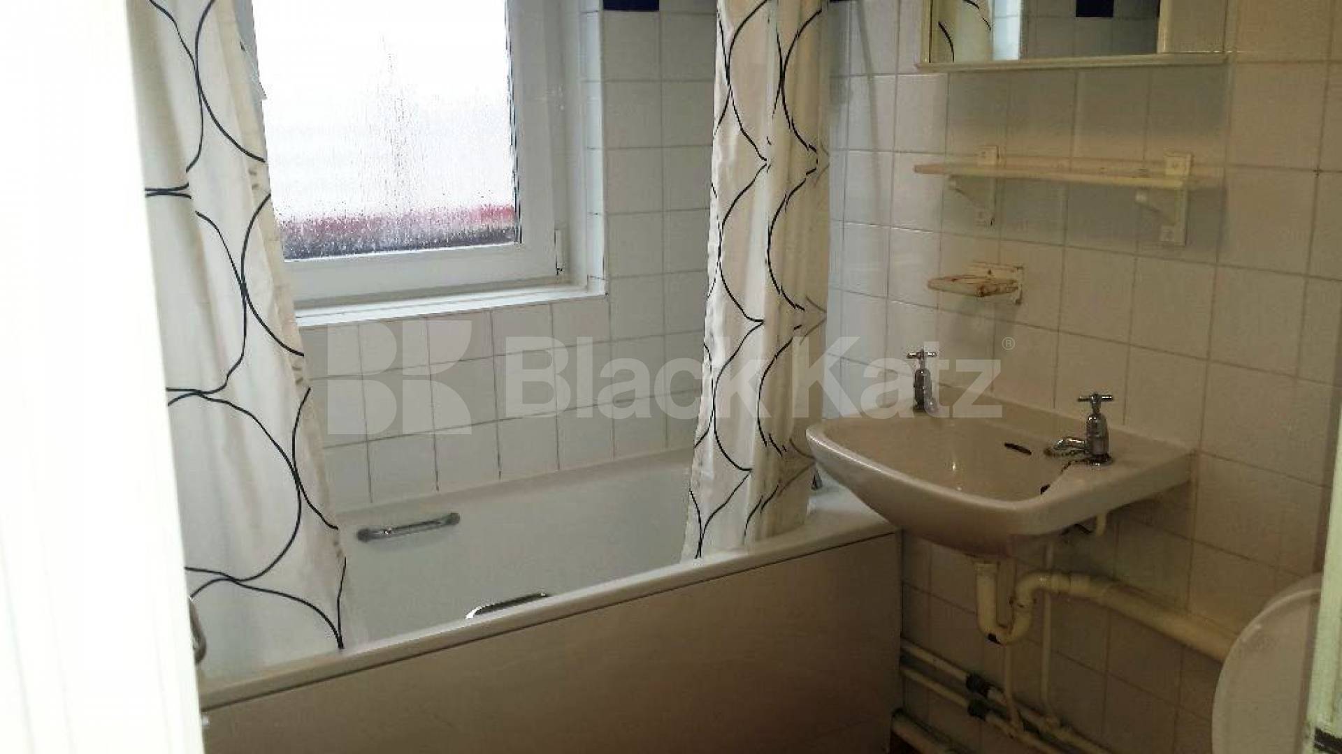 			3 Bedroom, 1 bath, 1 reception Flat			 The Sandlings, Wood Green